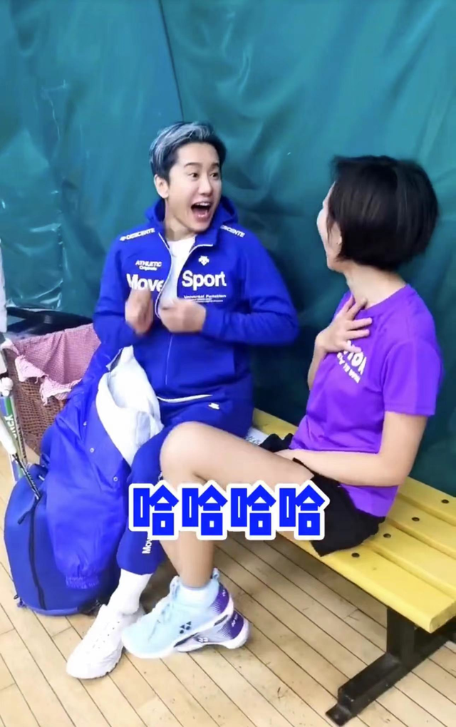 53岁毛宁近照似小伙,身材壮硕面部僵硬,与欧阳夏丹拥抱显亲密