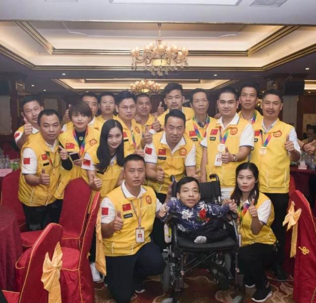 李创利：身高不到1米的“轮椅总裁”，赚3亿后娶美女秘书生下一子