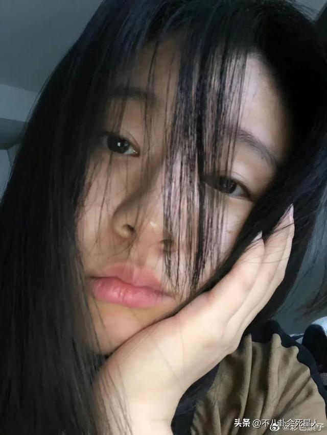 小彩旗近照灵气全无,发福拄拐独居英国,她后悔当年的叛逆吗?