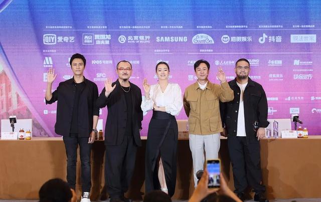 岩层之下:张颂文,表演艺术的生存勘探者