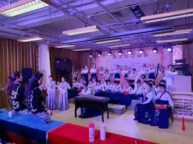 女子水晶乐坊在北京落地罕见民族乐器体验馆