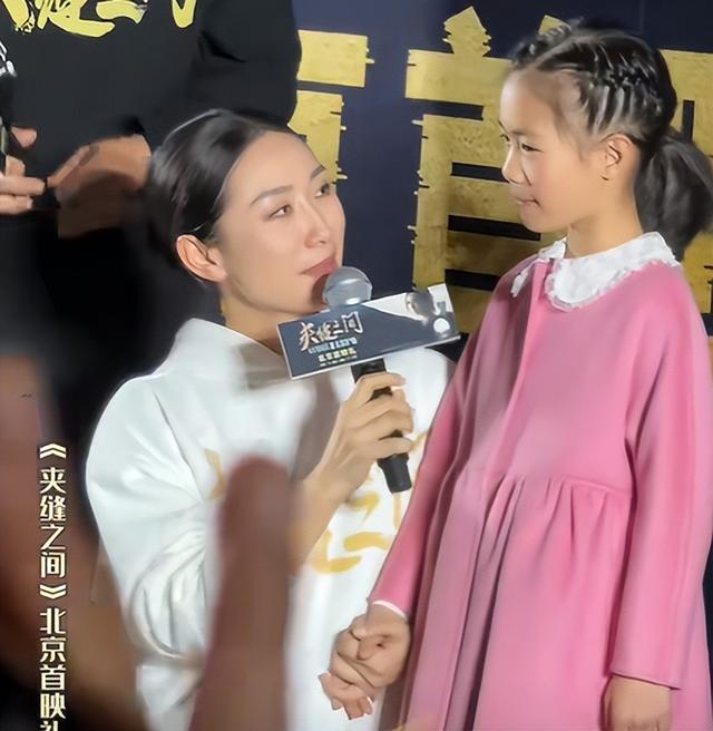 8岁何陶首次公开露面,全程乖巧,妈妈亲手给她整理衣领,好贴心