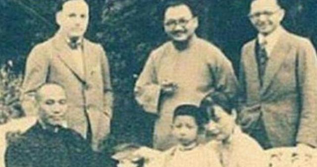 1946年，孔令俊遭龙云儿子调戏，双方拔枪互射，二小姐冲在最前