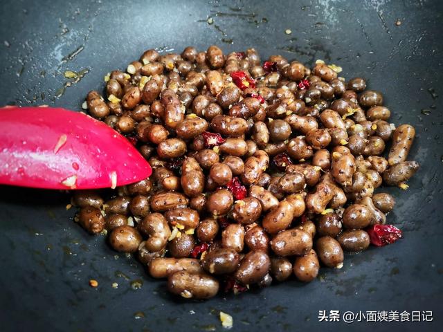 4月，这菜要多吃，10块钱3斤，营养好吃不发胖，简单一炒比肉香！