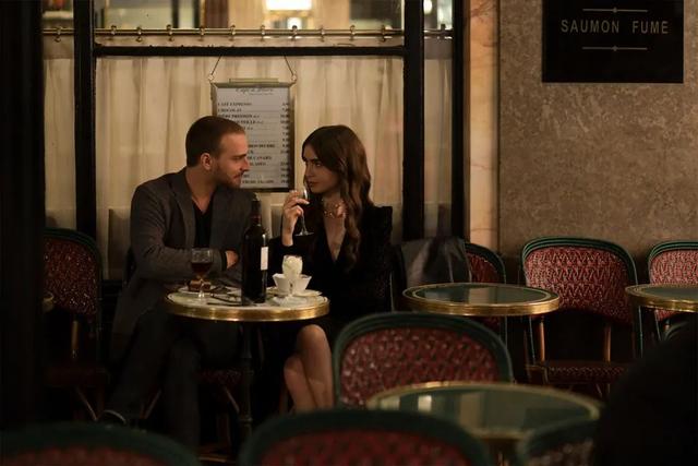 巴黎人看了大概要皱眉的《Emily in Paris》?
