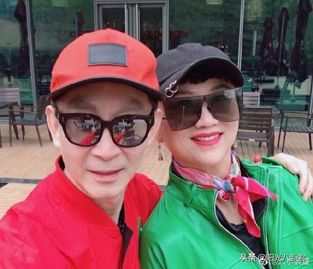 六小龄童庆结婚33周年，与妻子穿情侣装同框，夫妻俩爱情故事好甜