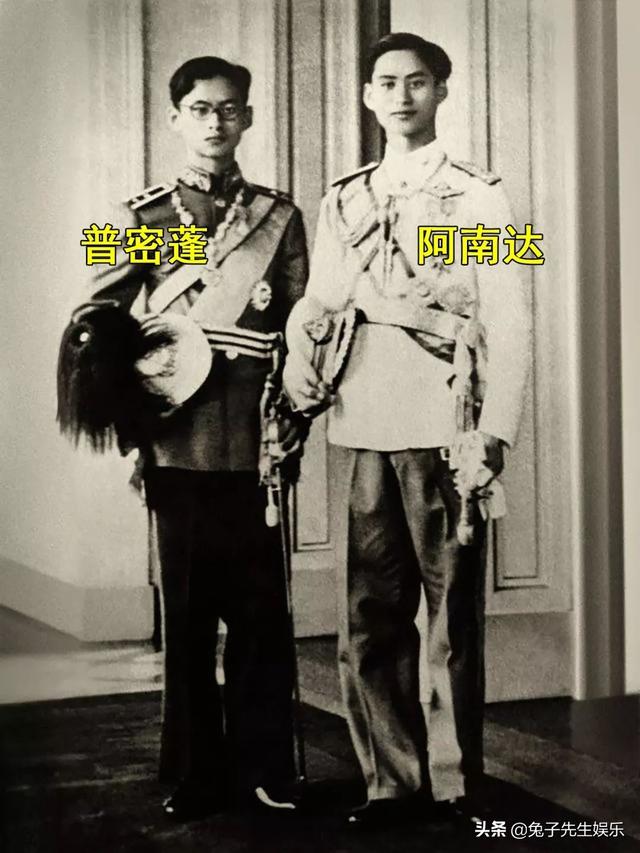 普密蓬国王失手杀了亲哥哥,想要坦白却被母亲阻止,从此再无笑容