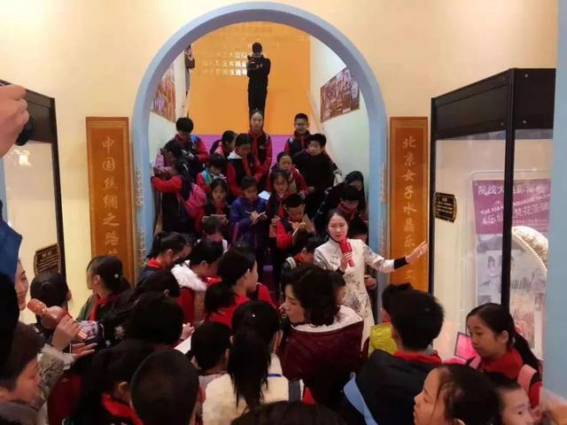 女子水晶乐坊在北京落地罕见民族乐器体验馆