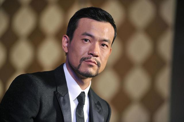 海一天:不靠当领导的父亲,46岁才走红,娶二婚妻子待继子如亲生