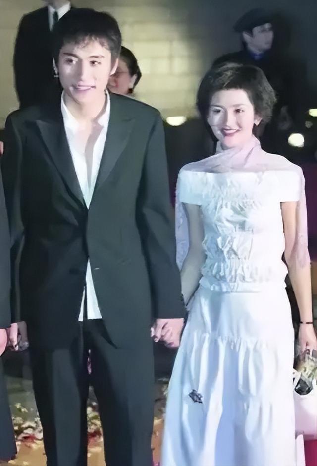 43岁谢娜，25岁与影帝刘烨分手，转身遇到真爱，为张杰惊喜庆生！