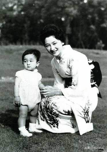 日本德仁天皇童年私密照 美智子皇后是个好妈妈