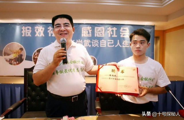 他是体操冠军，却因多次行窃被判入狱，靠街头卖艺乞讨为生