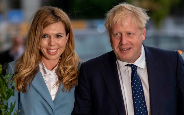 英国首相夫人：挤走高颜值前妻，戴鸽子蛋大钻戒，龅牙妹凭什么