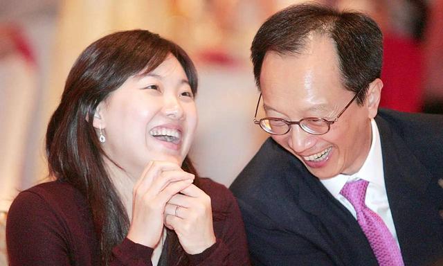 港媒曝伏明霞离婚,净身出户,大26岁老公梁锦松回应了