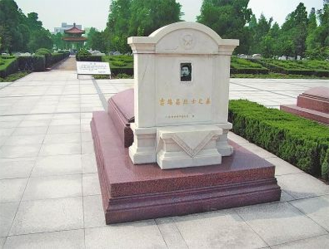 枪决前吉鸿昌叫人搬椅子,他说:我为抗战而生,死也不能倒下