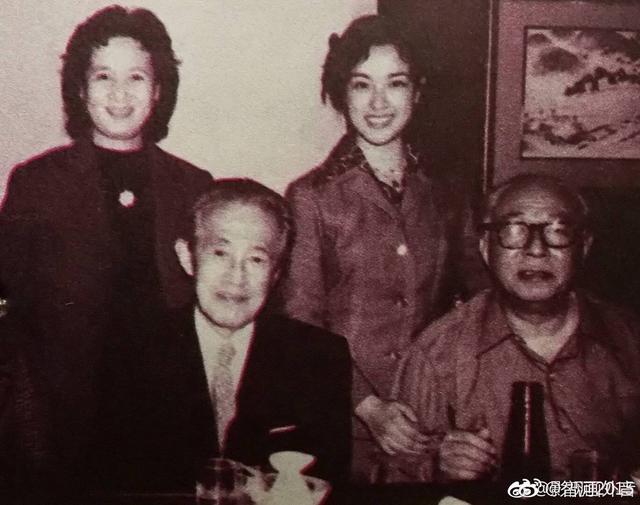63岁刘晓庆晒35年前旧照,与三浦友和同框美到发光!