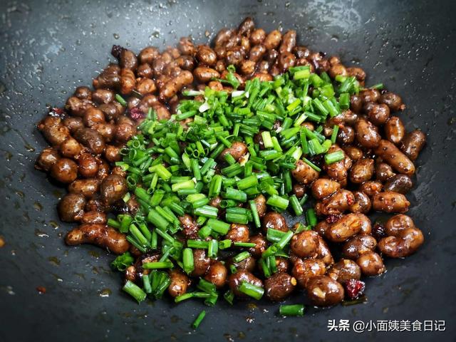 4月，这菜要多吃，10块钱3斤，营养好吃不发胖，简单一炒比肉香！