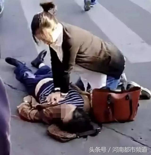 最美“准妈妈”！孕育着生命的她，在街头双膝跪地感动了无数网友！