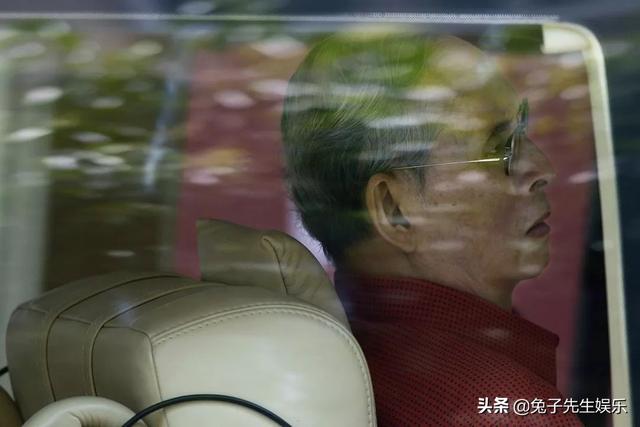 普密蓬国王失手杀了亲哥哥,想要坦白却被母亲阻止,从此再无笑容