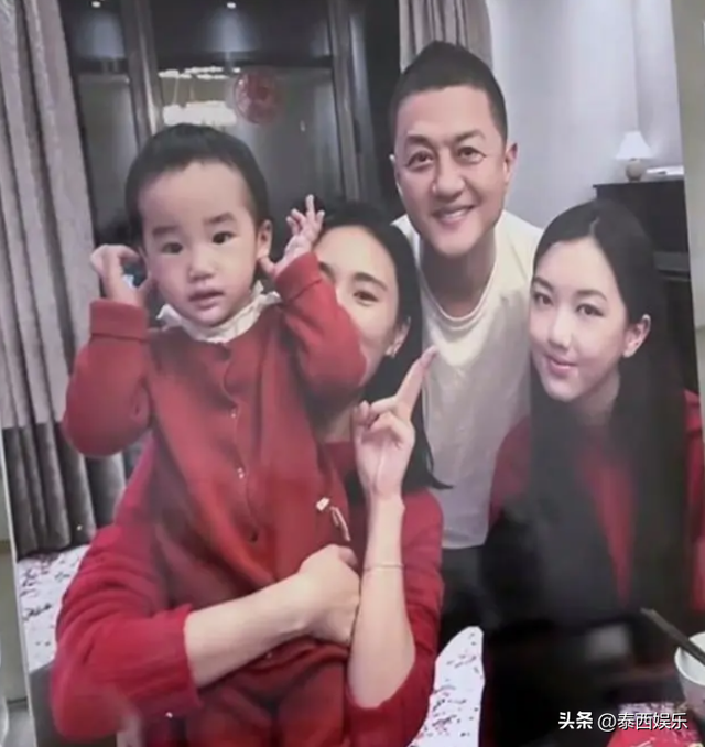 李亚鹏老婆重回T台,海哈金喜抱2岁女儿走秀,身材高挑又美又飒