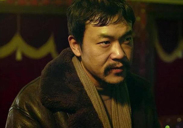 海一天:不靠当领导的父亲,46岁才走红,娶二婚妻子待继子如亲生