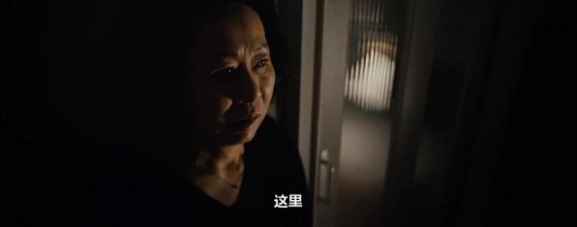女佣附身清洗浴缸却不知男主已悄然进入,韩国人性片《下女》