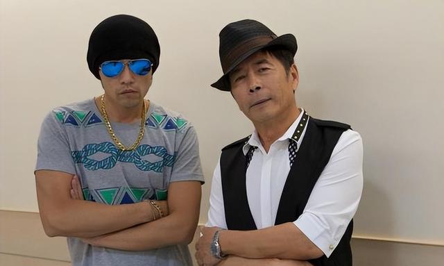 周杰伦父亲周耀中现身演唱会,周杰伦献唱《以父之名》,以报感恩