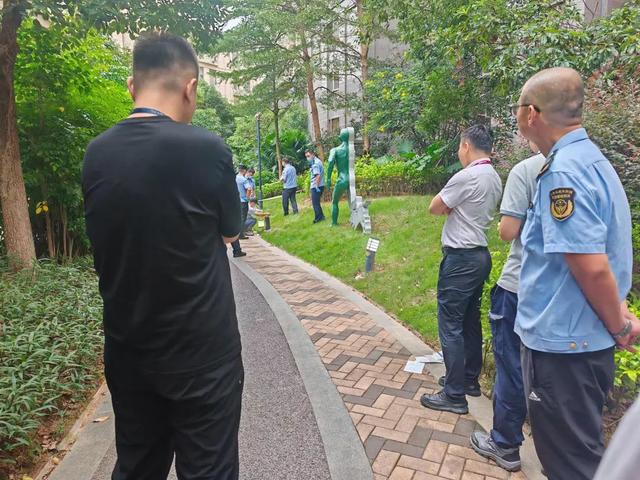 “脚后跟碰到,就倒了”,13岁男孩小区内意外触电身亡,罪魁祸首是它……官方通报→
