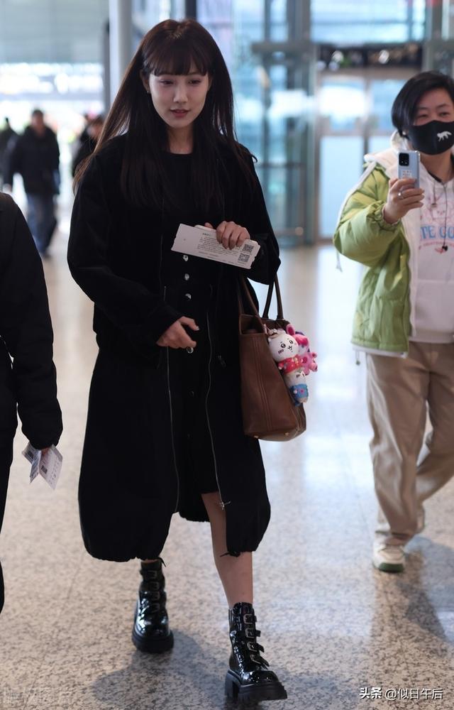 李艺彤现身上海机场,身穿全黑look出发录制浪姐6