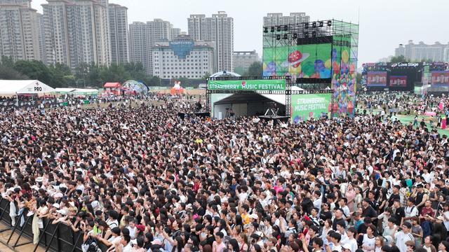 “摇滚音乐演出季”一周年,石家庄草莓音乐节火热举行,4万乐迷感受摇滚之城激情活力
