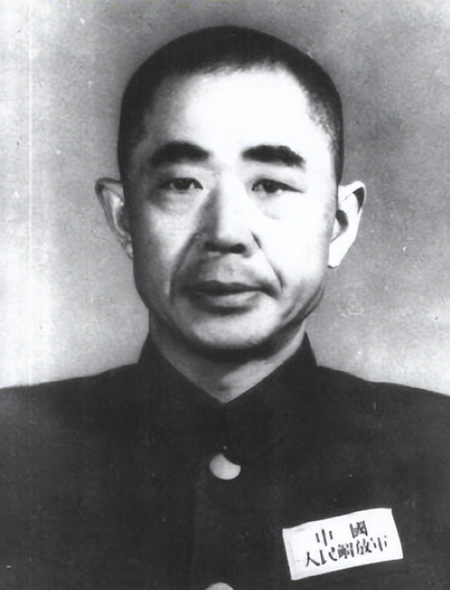 1949年,毛主席冲人群后面喊道:子良将军,我们两个单独照一张相