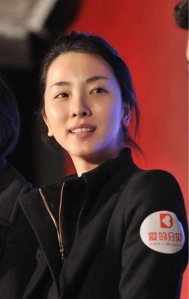 央视名主持李思思罕露面，黑丝短裙大长腿吸睛，举手投足风情万种