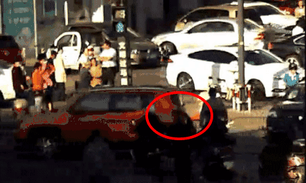 最美“准妈妈”！孕育着生命的她，在街头双膝跪地感动了无数网友！