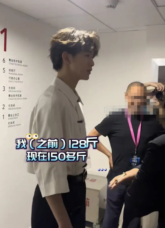 张颂文18岁“儿子”亮相,身高快190!邓超猛夸:中戏北电双第一