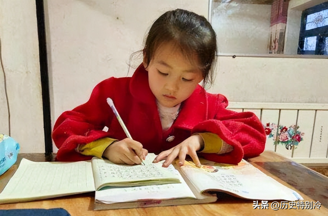 “微笑女孩”铁嘉欣一夜走红,父母却拒绝百万签约,如今怎样了?