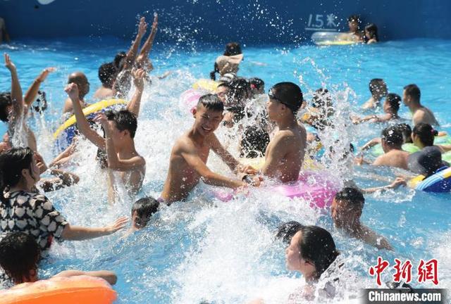 冲浪狂欢 重庆民众夏季水中享清凉