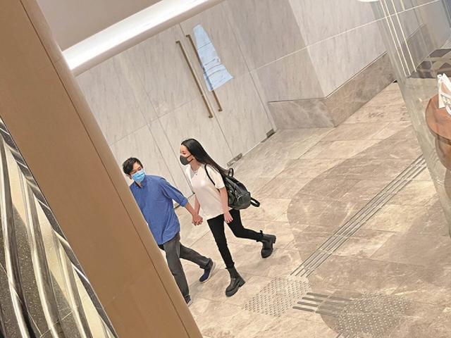 恭喜!香港知名女星被曝结婚,一脱成名后为男友主动收起性感