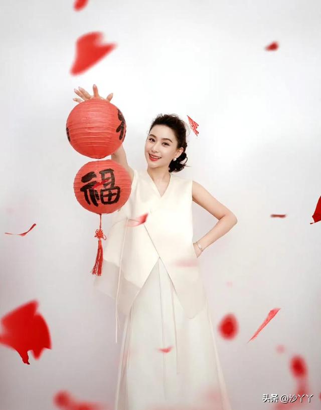 赌王千金何超莲新年照,疑似孕相,窦骁要当爸?这瓜甜不甜?