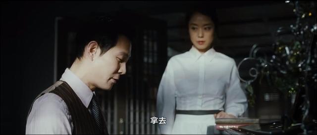 女佣附身清洗浴缸却不知男主已悄然进入,韩国人性片《下女》