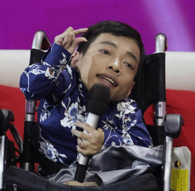 李创利：身高不到1米的“轮椅总裁”，赚3亿后娶美女秘书生下一子