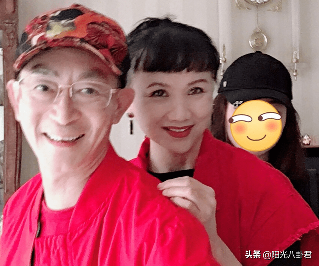 六小龄童庆结婚33周年，与妻子穿情侣装同框，夫妻俩爱情故事好甜