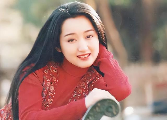 “甜歌皇后”杨钰莹:事业巅峰因与富二代恋情退圈,今53岁仍单身