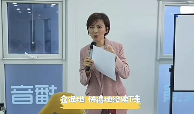 53岁毛宁近照似小伙,身材壮硕面部僵硬,与欧阳夏丹拥抱显亲密