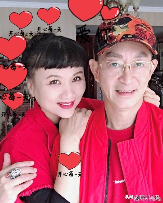 六小龄童庆结婚33周年，与妻子穿情侣装同框，夫妻俩爱情故事好甜