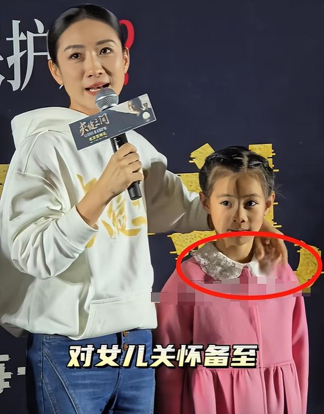8岁何陶首次公开露面,全程乖巧,妈妈亲手给她整理衣领,好贴心