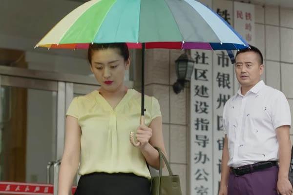 赵本山最帅的徒弟：32岁上大学，现在成教授，与老婆低调恩爱23年