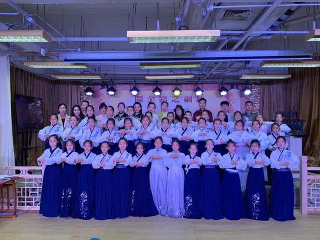 女子水晶乐坊在北京落地罕见民族乐器体验馆