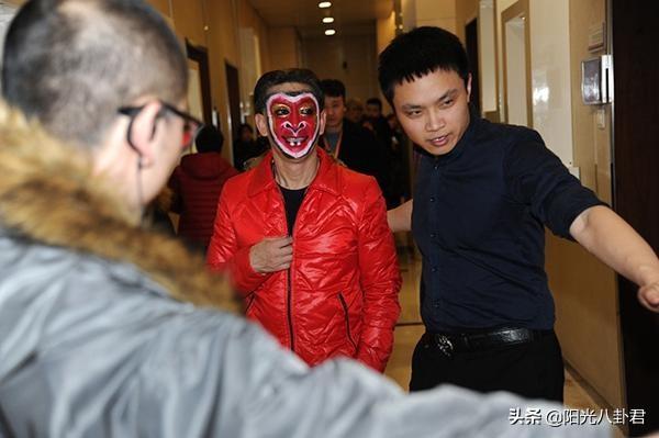 六小龄童庆结婚33周年，与妻子穿情侣装同框，夫妻俩爱情故事好甜