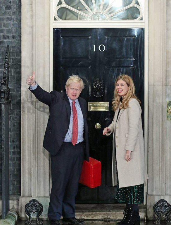 英国首相夫人：挤走高颜值前妻，戴鸽子蛋大钻戒，龅牙妹凭什么