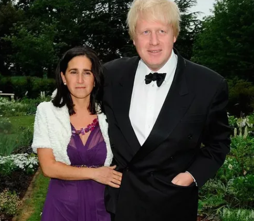 英国首相夫人：挤走高颜值前妻，戴鸽子蛋大钻戒，龅牙妹凭什么